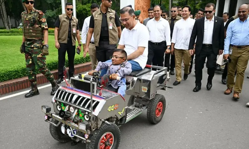 প্রতিবন্ধী কলেজছাত্রের তৈরি গাড়িতে চড়ে ঘুরলেন প্রধানমন্ত্রী